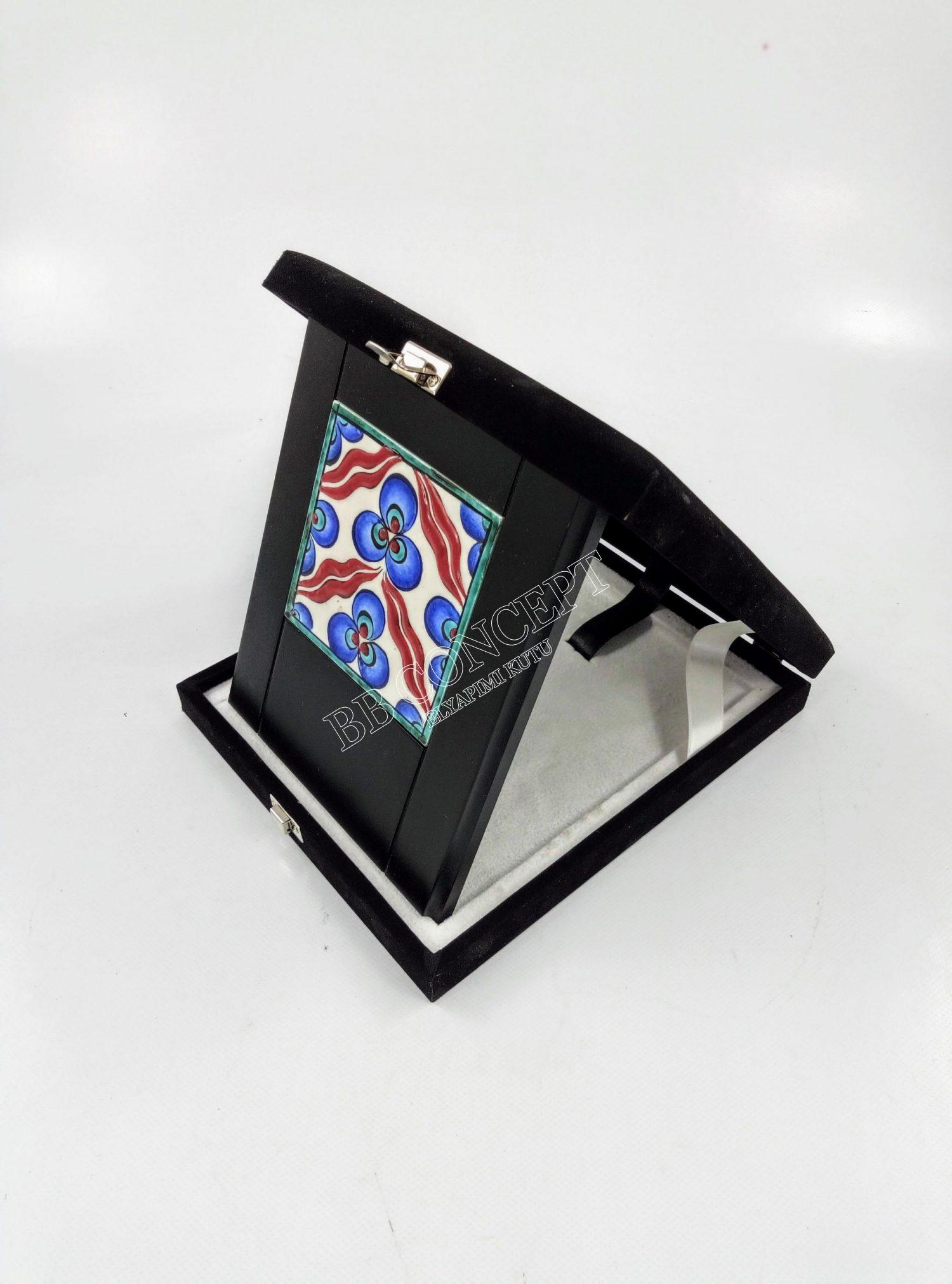 Ahşap Plaket 10x10 Çini Karolu Kadife Kutulu - Görsel 2