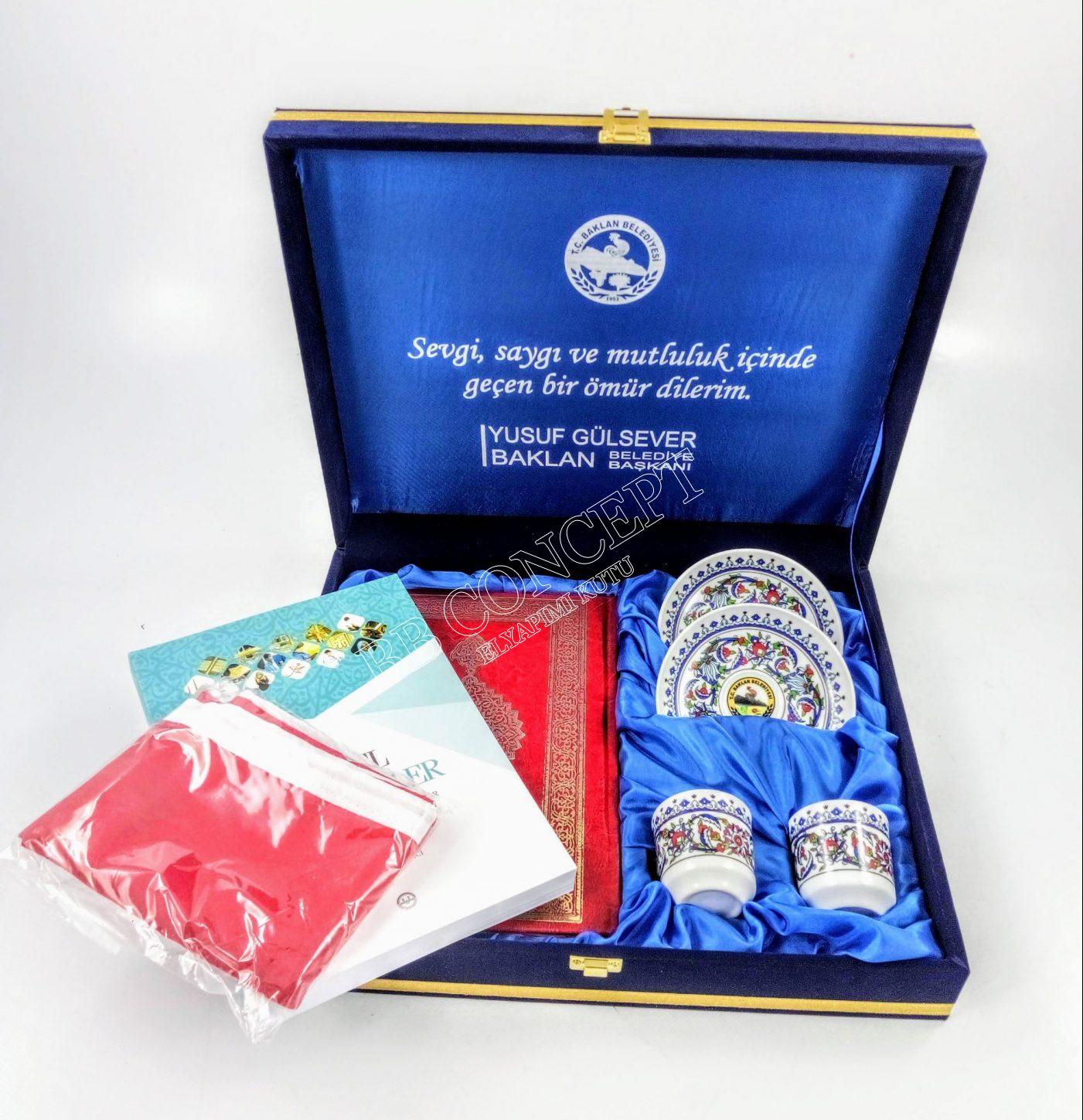 Kuran, Türk Bayrağı, İlmihal ve İkili Kahve Fincan Seti Kadife Kutulu - Görsel 2