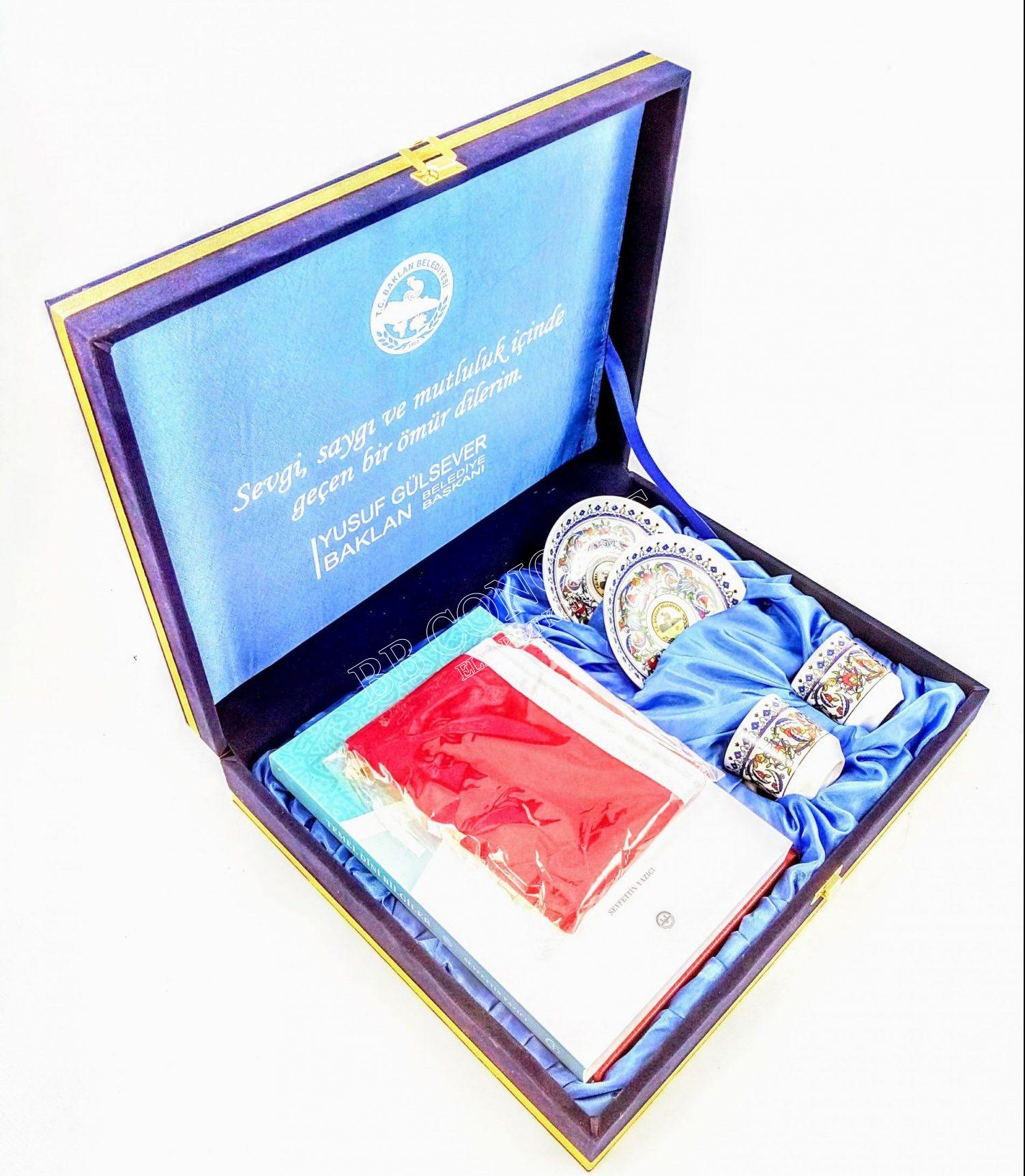 Kuran, Türk Bayrağı, İlmihal ve İkili Kahve Fincan Seti Kadife Kutulu - Görsel 4