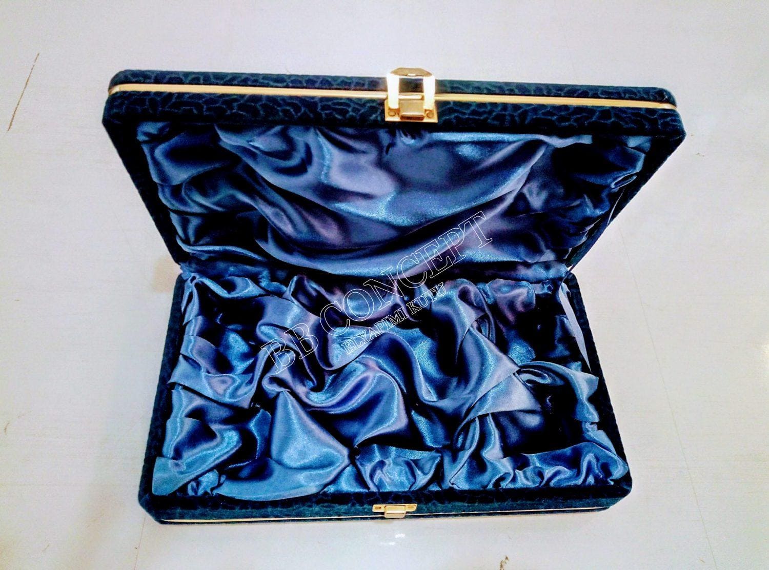 Dörtlü Kahve Fincanı Kutusu Lüks Desenli Kadife Metal Şeritli - Görsel 5