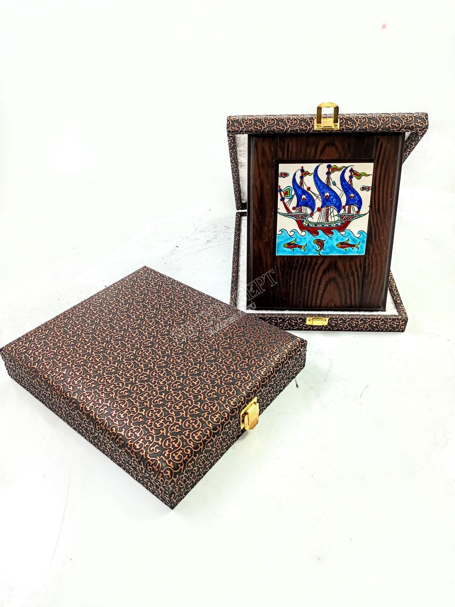 Ahşap Plaket 10x10 Çini Karolu Bakır Brode Deri Kutulu