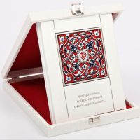 Ahşap Plaket 10x10 Çini Karolu Beyaz Brode Deri Kutulu - Görsel 2