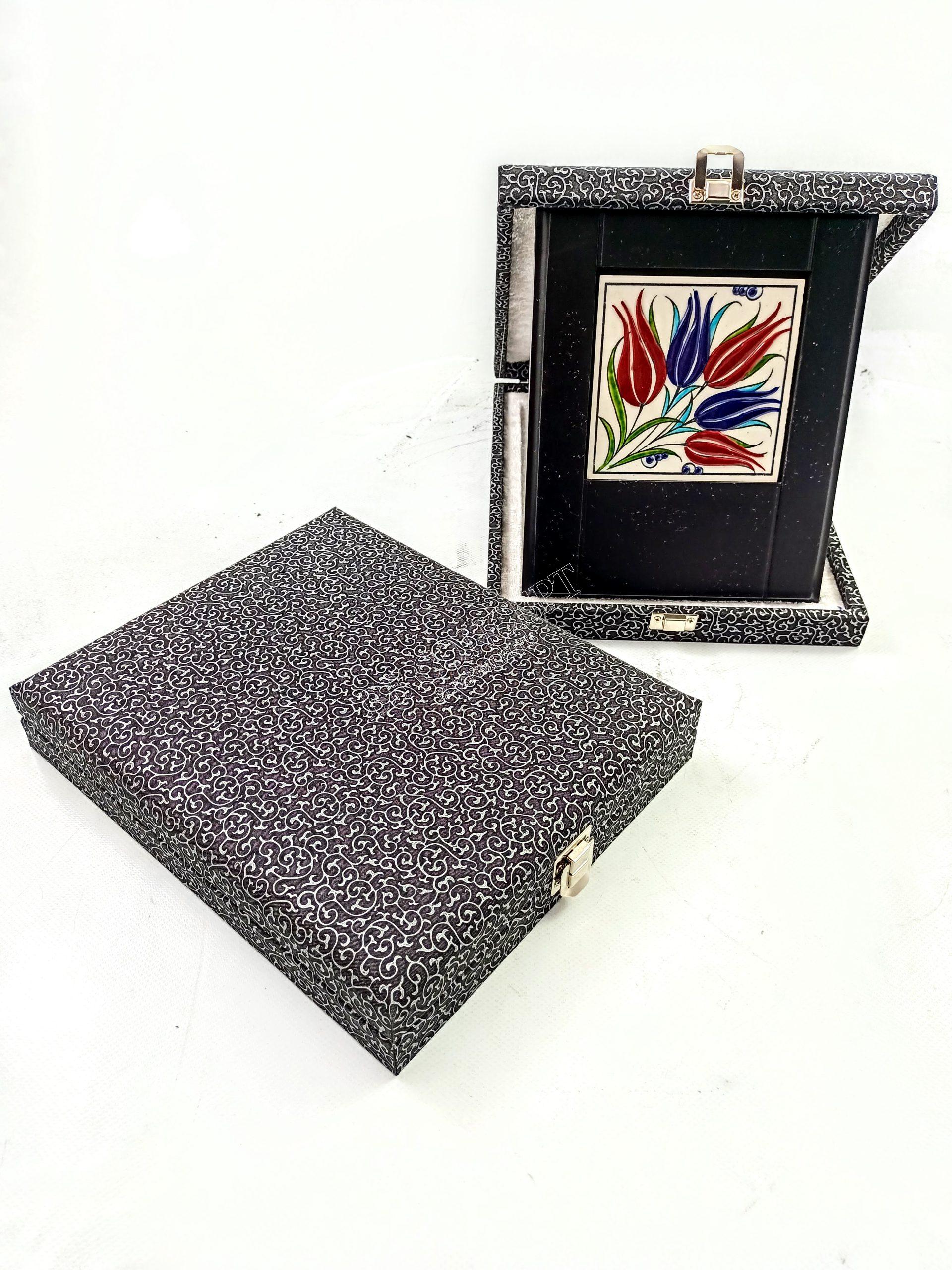 Ahşap Plaket 10x10 Çini Karolu Gümüş Brode Deri Kutulu