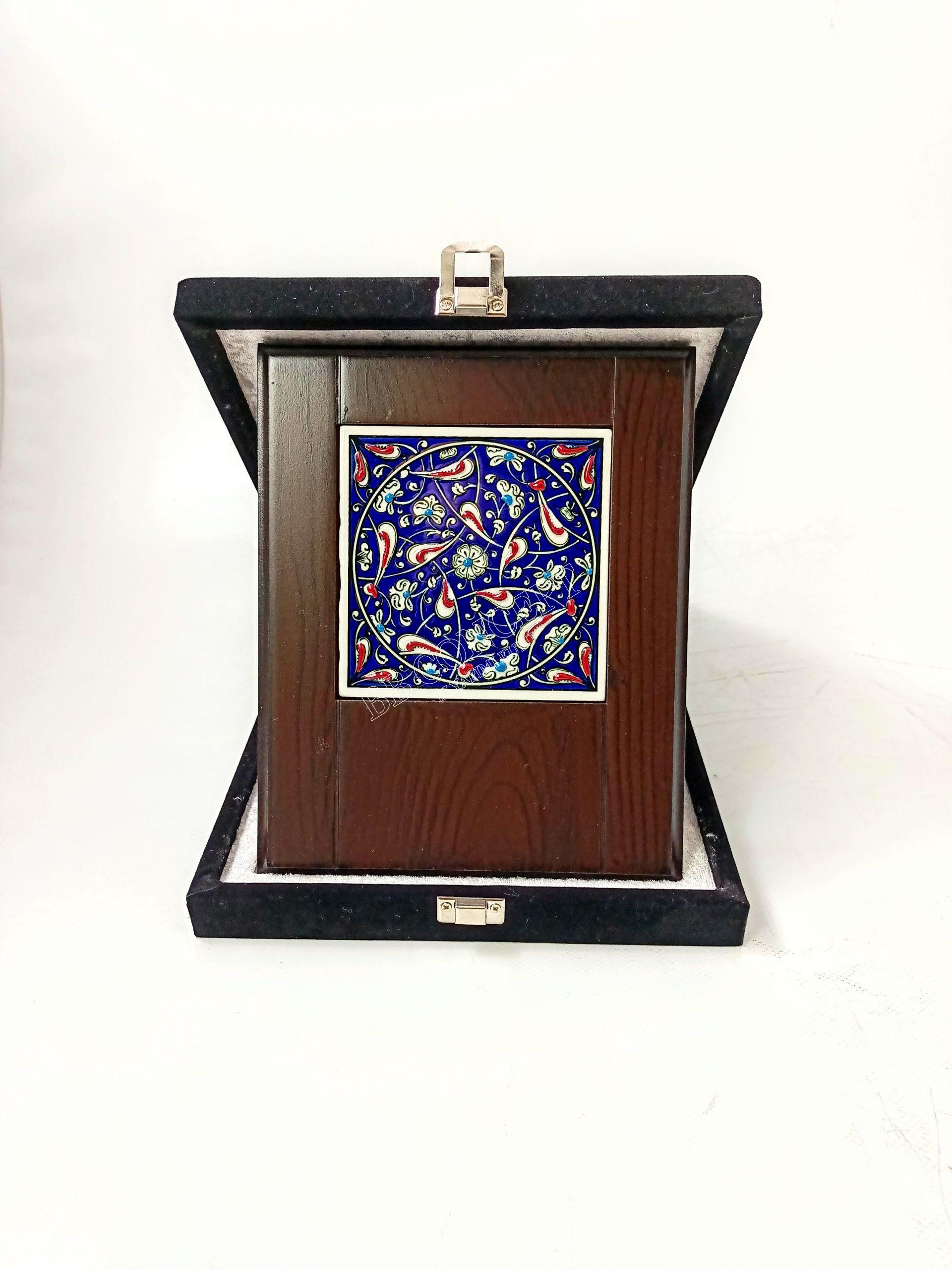 Ahşap Plaket 10x10 Çini Karolu Kadife Kutulu 12