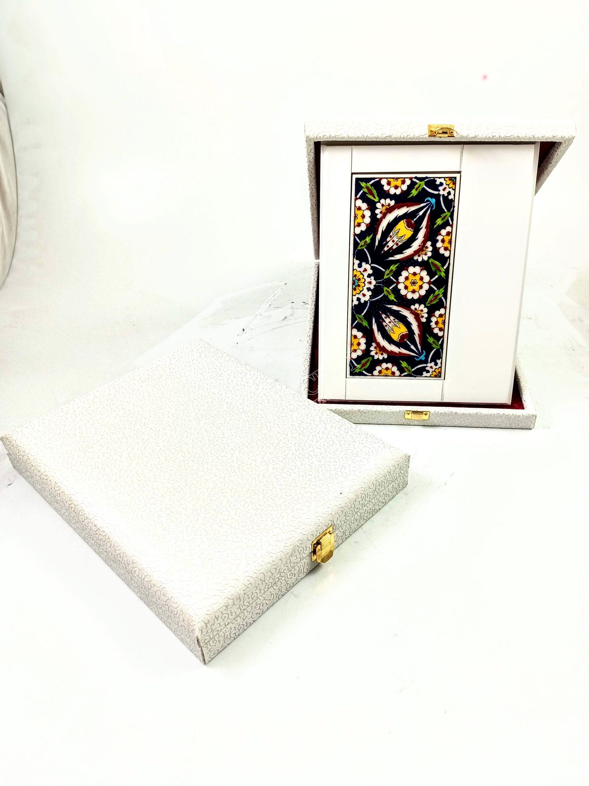 Ahşap Plaket 10x20 Çini Karolu Beyaz Brode Deri Kutulu