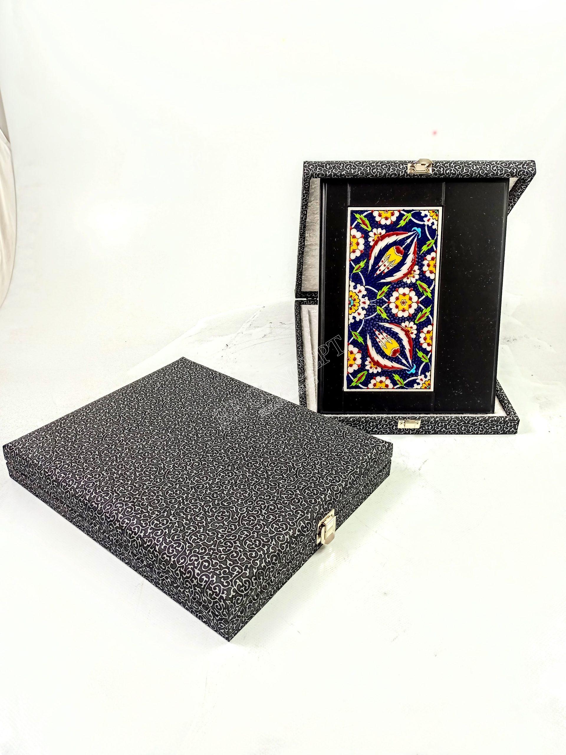 Ahşap Plaket 10x20 Çini Karolu Gümüş Brode Deri Kutulu